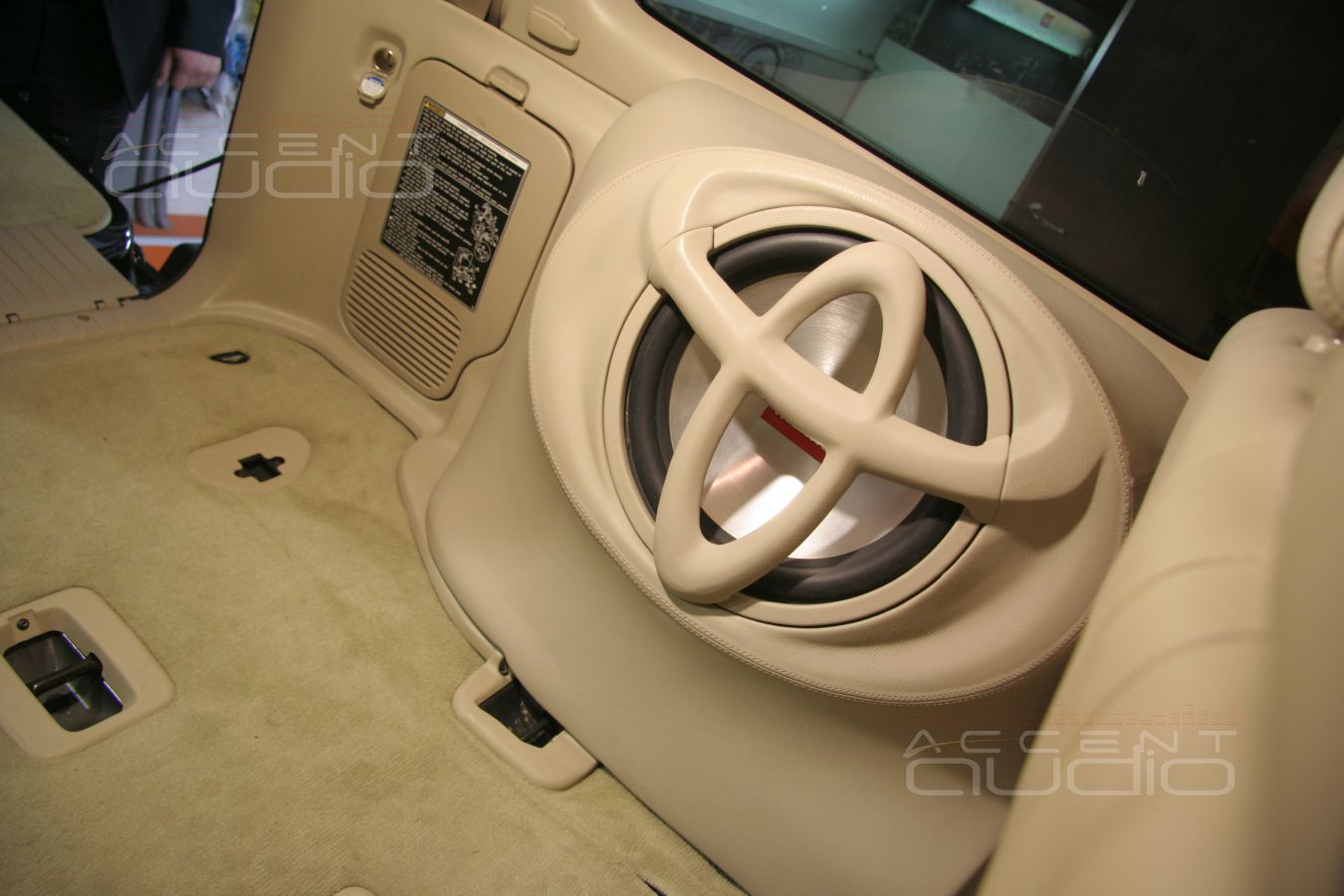 Съемный сабвуфер СТЕЛС в Toyota Land Cruiser 100