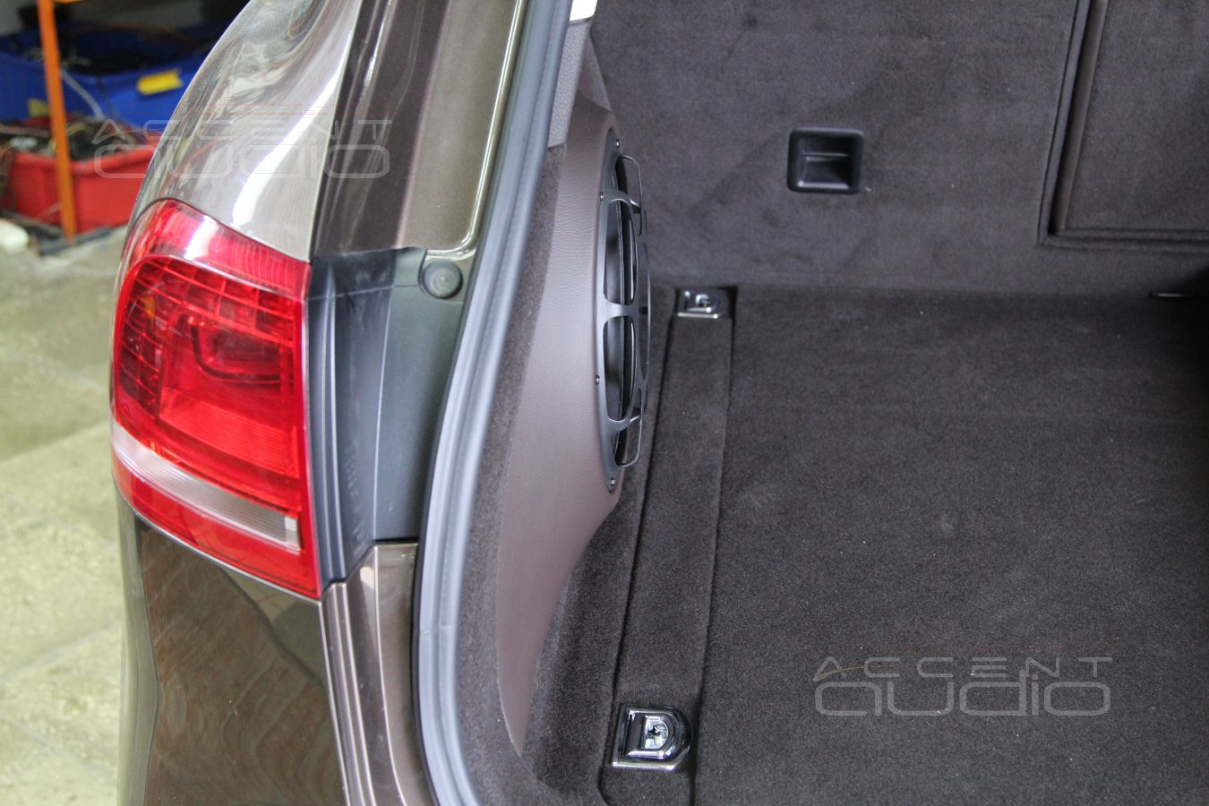 Сабвуфер стелс в Volkswagen Touareg 2014