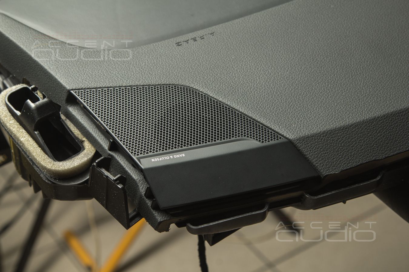 Полностью штатный, скрытый, но правильный монтаж серединок Brax GL2 в Audi E-Tron