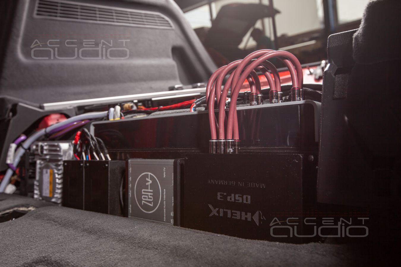 И сердце и мозг аудиосистемы: установка усилителя Mosconi и процессора Helix в Audi Q8