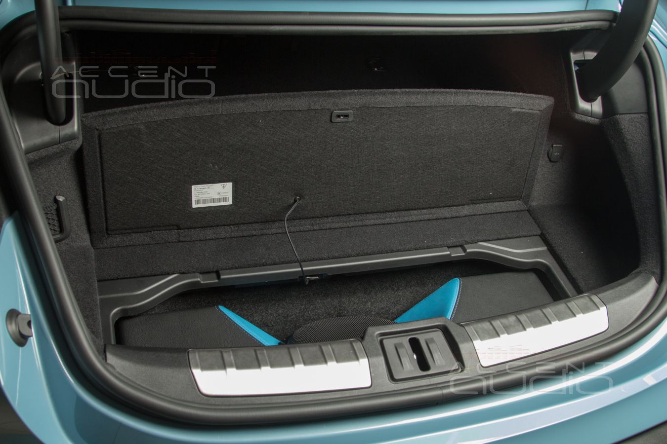 Знаменитый американский саб JLAudio TW3 в Porsche Taycan Turbo S – скрыто, но красиво