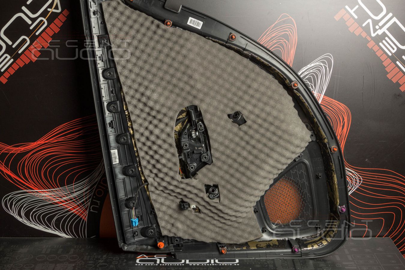 Тыловая акустика в Mercedes-Benz A 45 штатно – для плотной электроники и объема