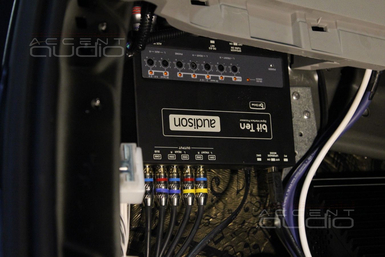 Установка аудиопроцессора Audison и усилителя в левое крыло Toyota Land Cruiser Prado