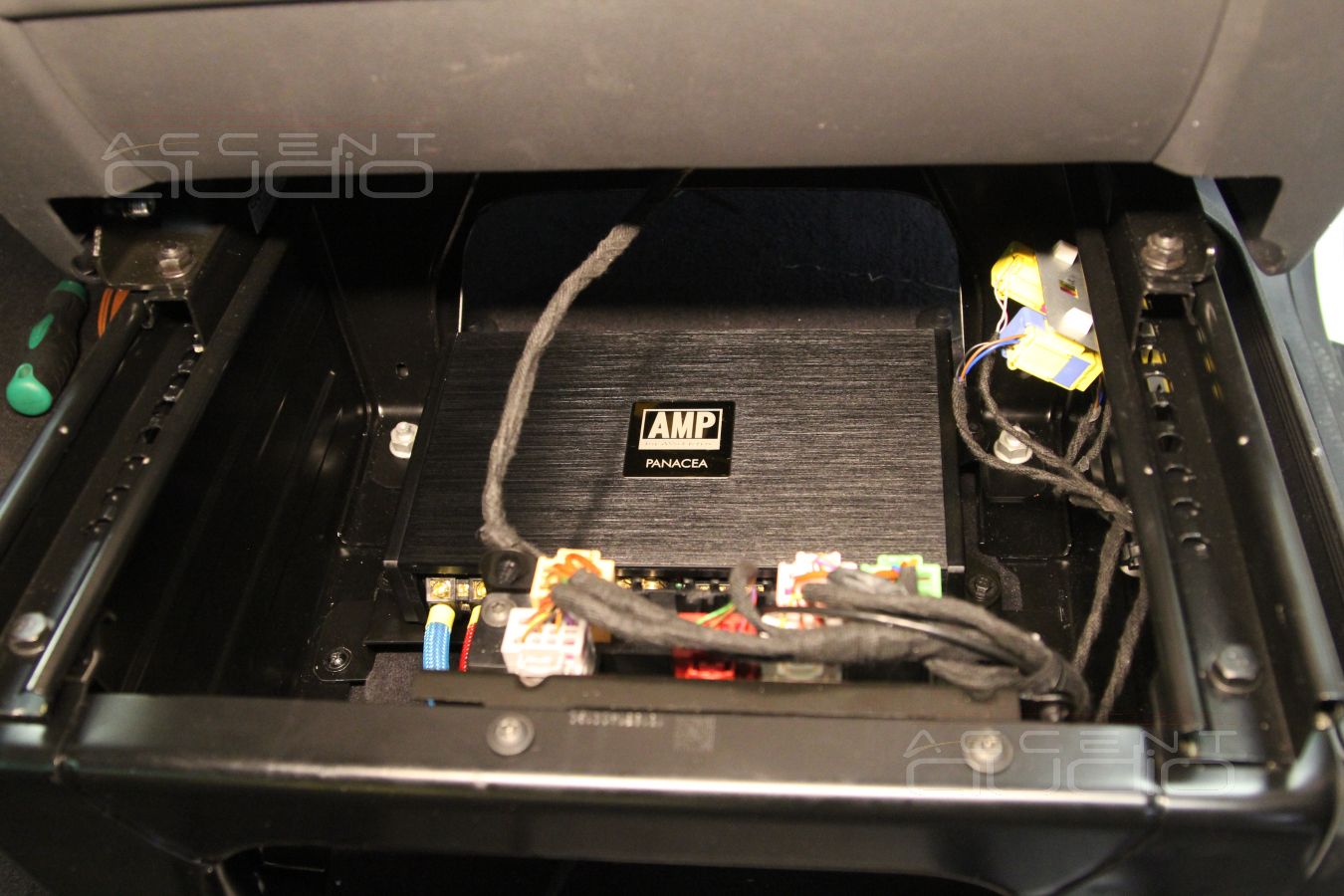 Размещение AMP Panacea в Volkswagen Multivan 
