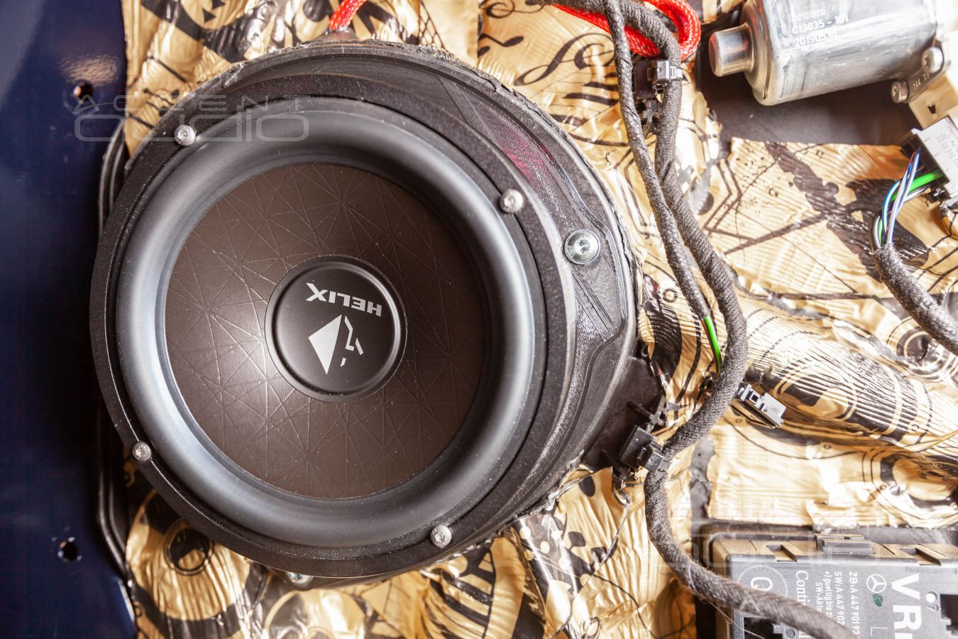 Аудиоподготовка дверей и установка фронтальных мидбасов Helix С6B в MB Vito