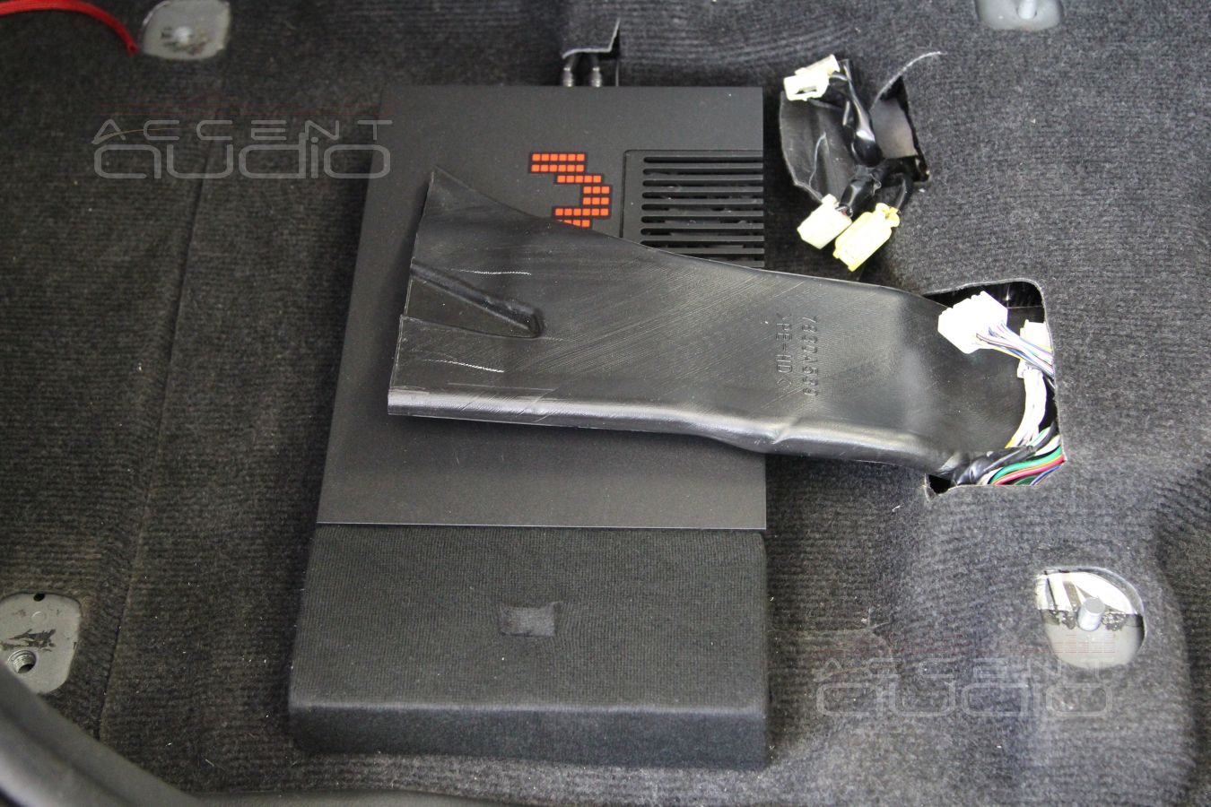 Установка усилителя Mosconi ONE 130.4