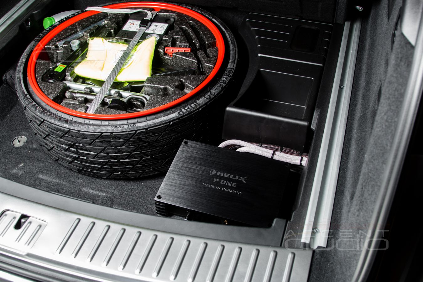 Установка усилителей Helix в Porsche Cayenne