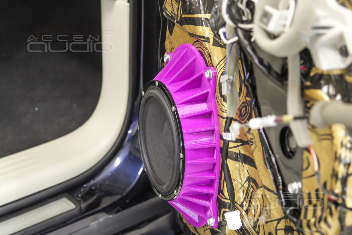 Установка акустики: аудиоподготовка дверей и установка мидбасов Brax в  Infiniti QX80