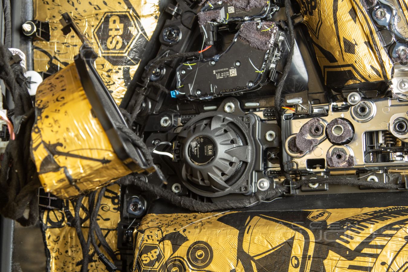 Штатная установка специальных динамиков BLAM MS 4N24 в Mercedes-Benz Gelandewagen