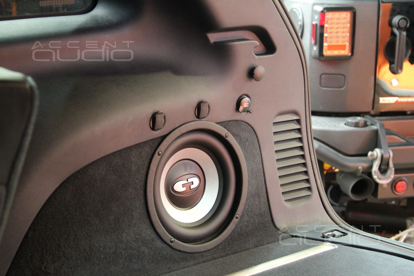 Установка сабвуфера в Jeep Grand Cherokee 2014