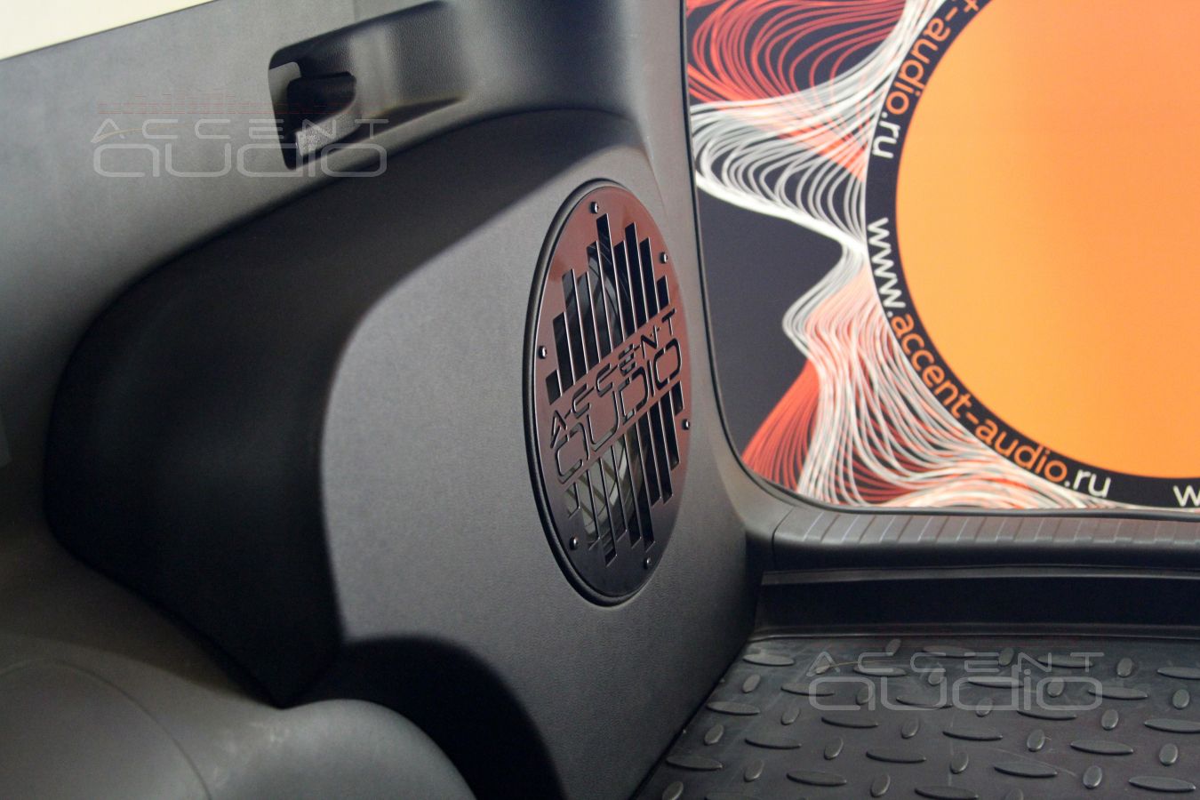 Встроенный сабвуфер-стелс в Honda CRV