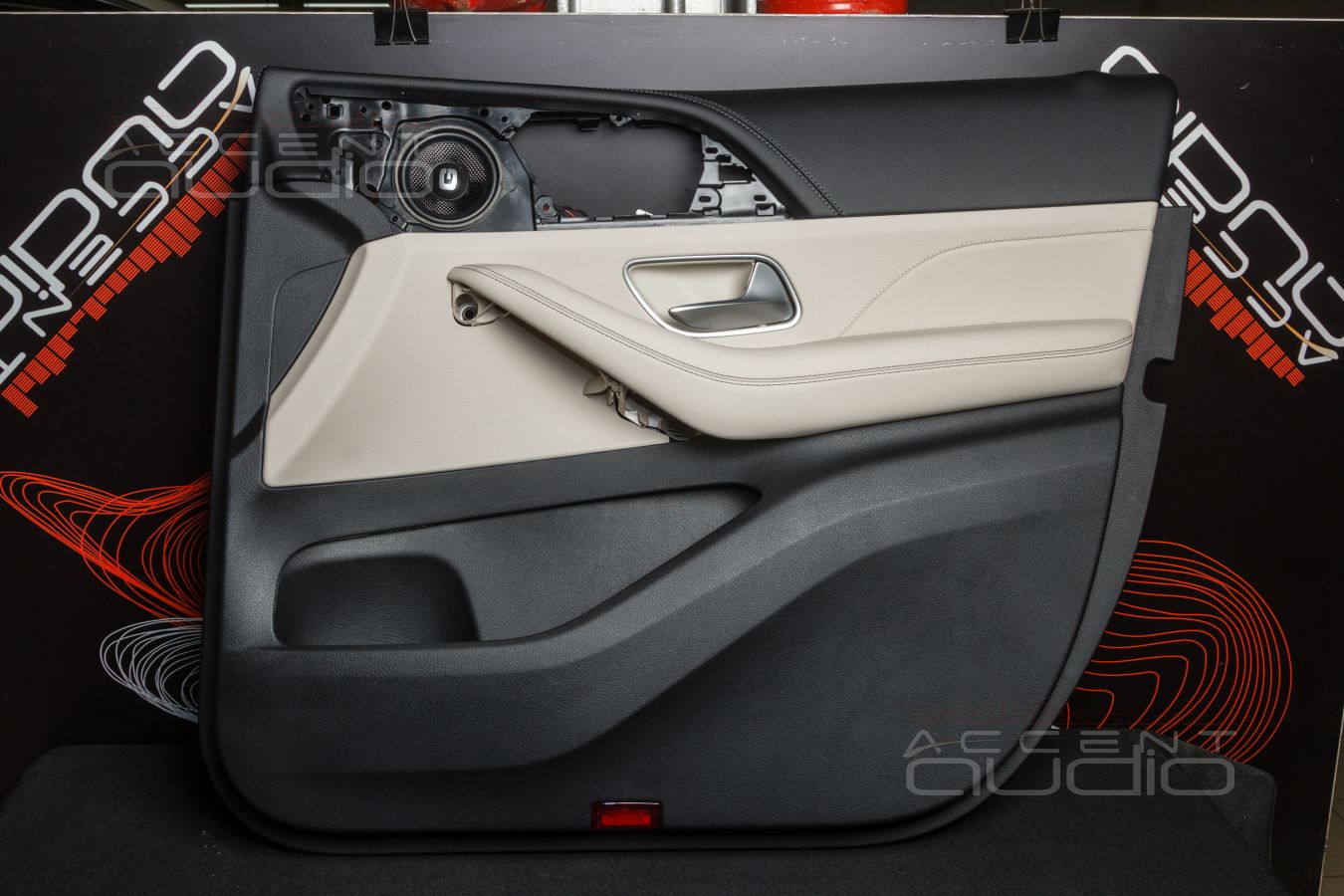 Монтаж акустики Gladen ONE 200.3MB в штатные места MB GLE