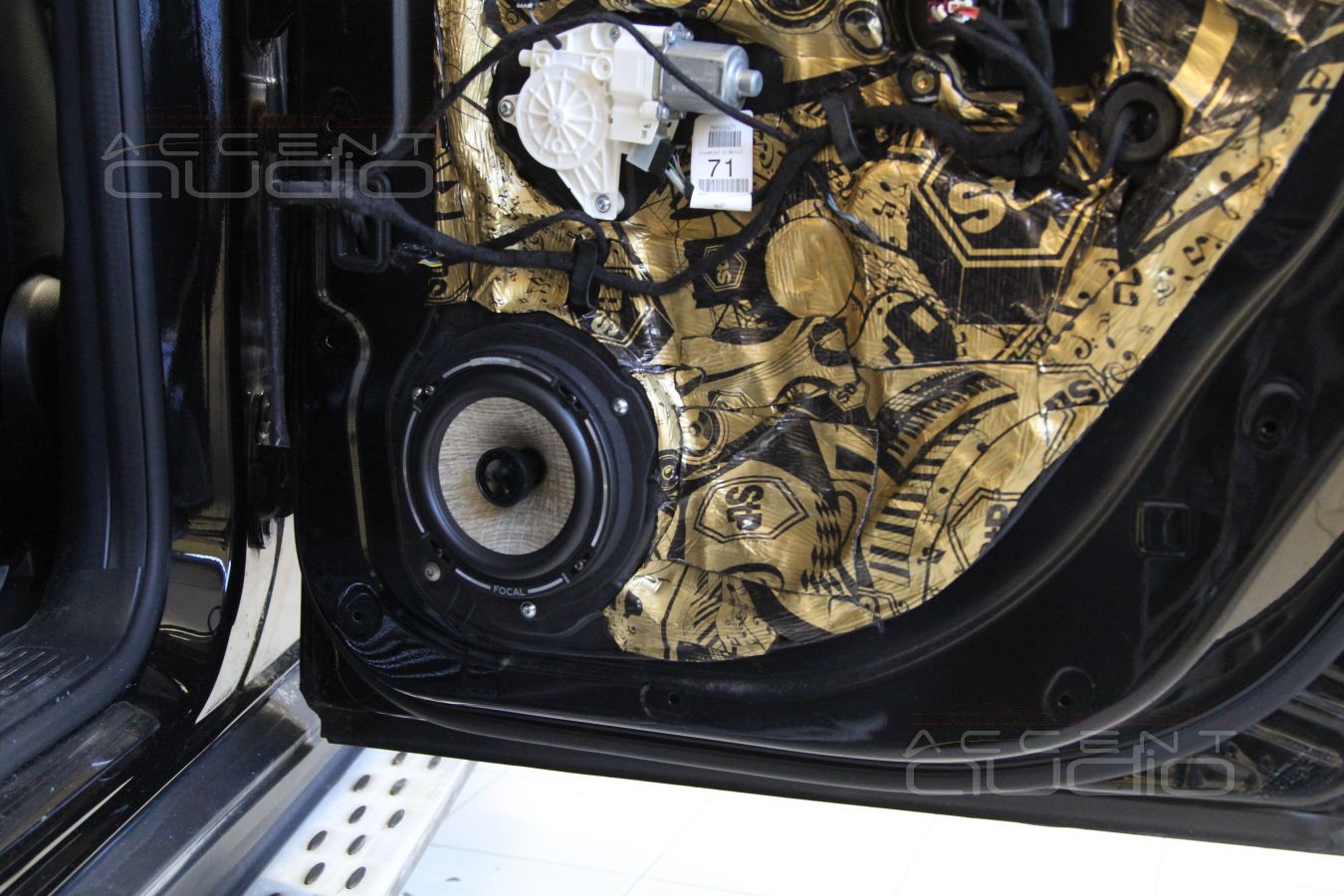 Установка акустики (мидбас и тыл) в Mercedes-Benz GLS