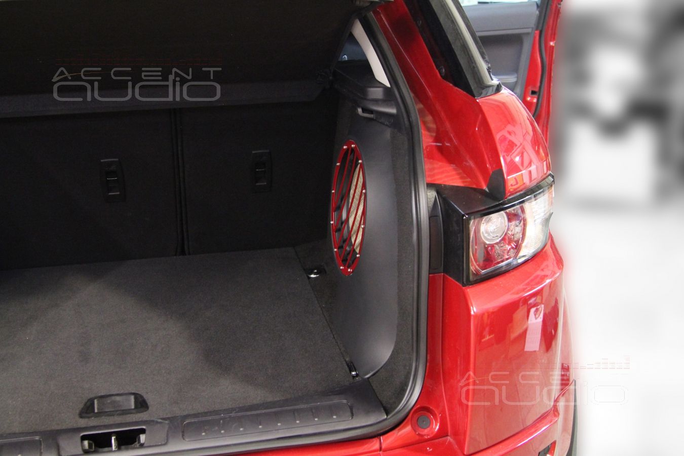 Сабвуфер стелс в RangeRover Evoque