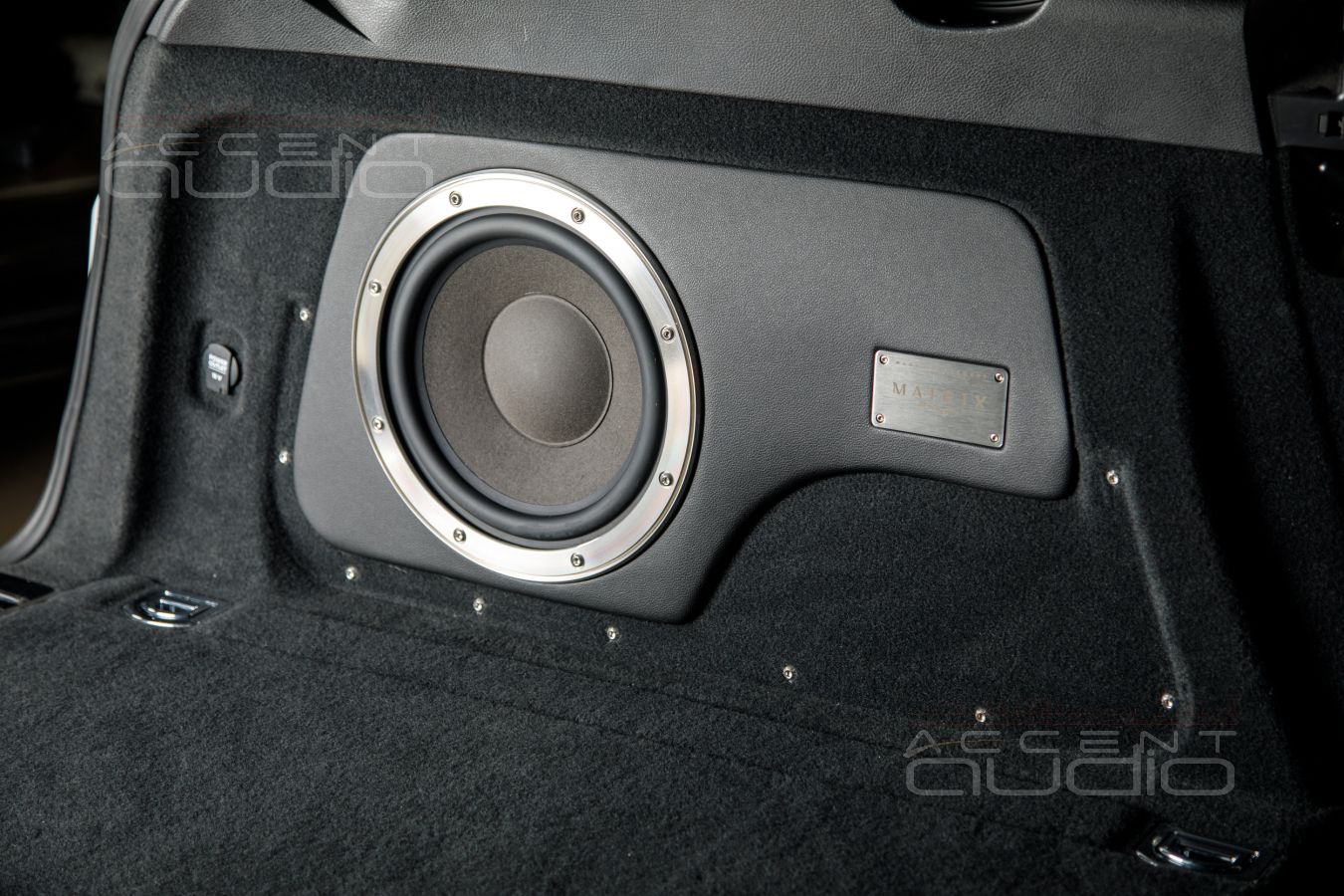 Сабвуфер-стелс для Porsche Cayenne: стильный немецкий бас