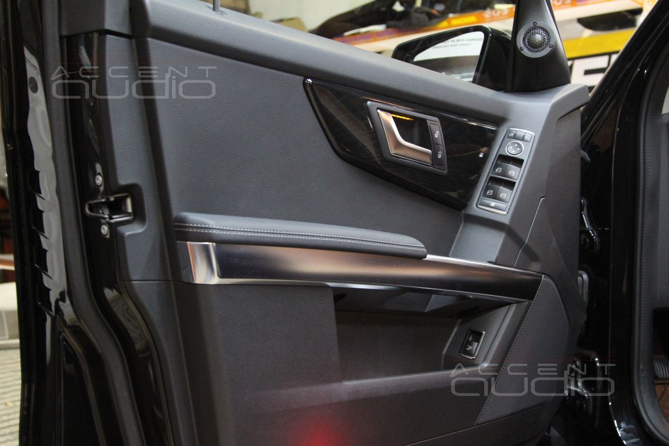 Замена акустики и виброизоляция дверей в Mercedes GLK 2014