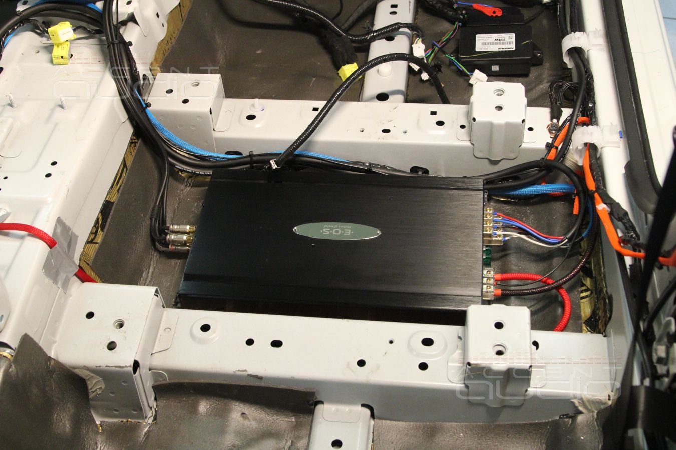 Установка усилителя E.O.S AE-475LE 