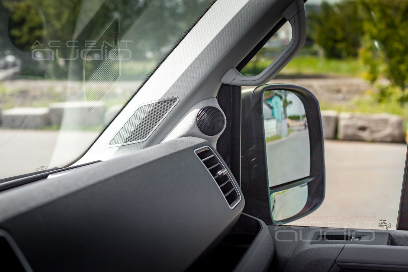 Подиумы под твитеры SOAudio и правильное расположение пищалок в Volkswagen Crafter