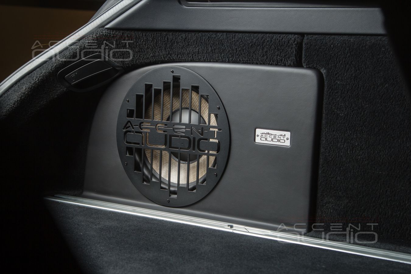 Звук Стиль Бас Focal – фирменный сабвуфер-стелс специально для Mercedes CLS