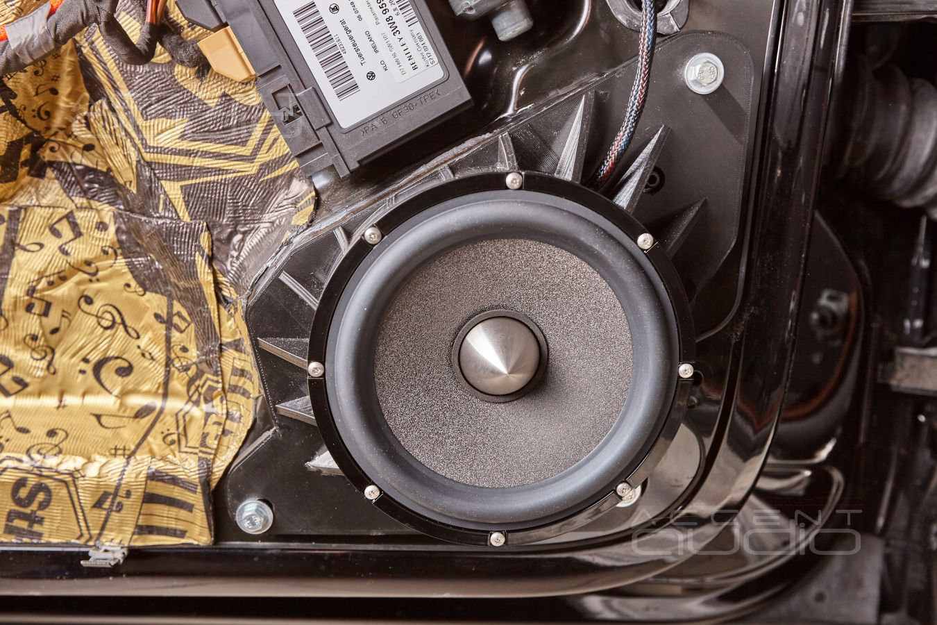 Новая акустика Brax ML6P в дверях Bentley Continental GT.