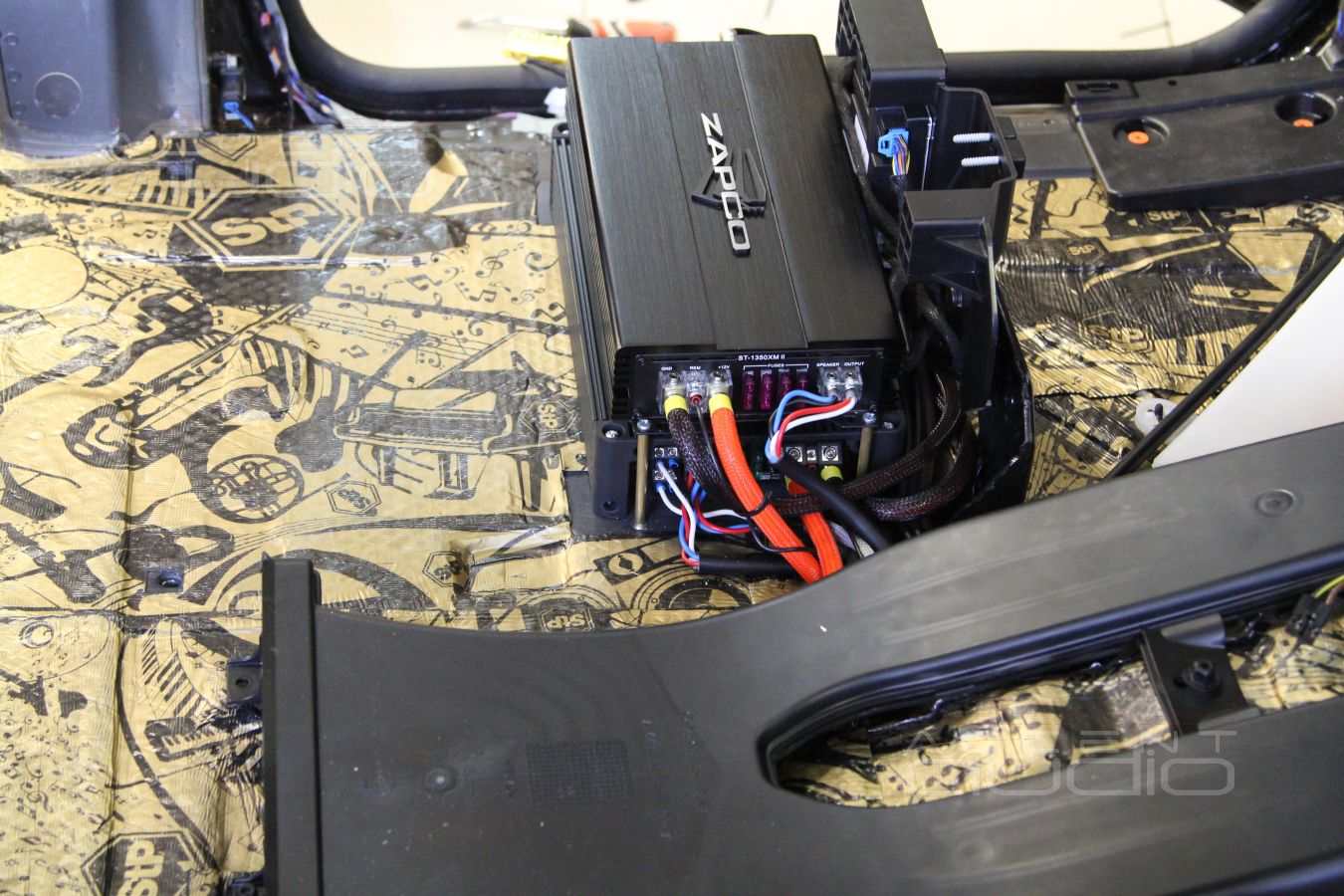 Кто всем управляет: установка усилителей в Mercedes-Benz Vito