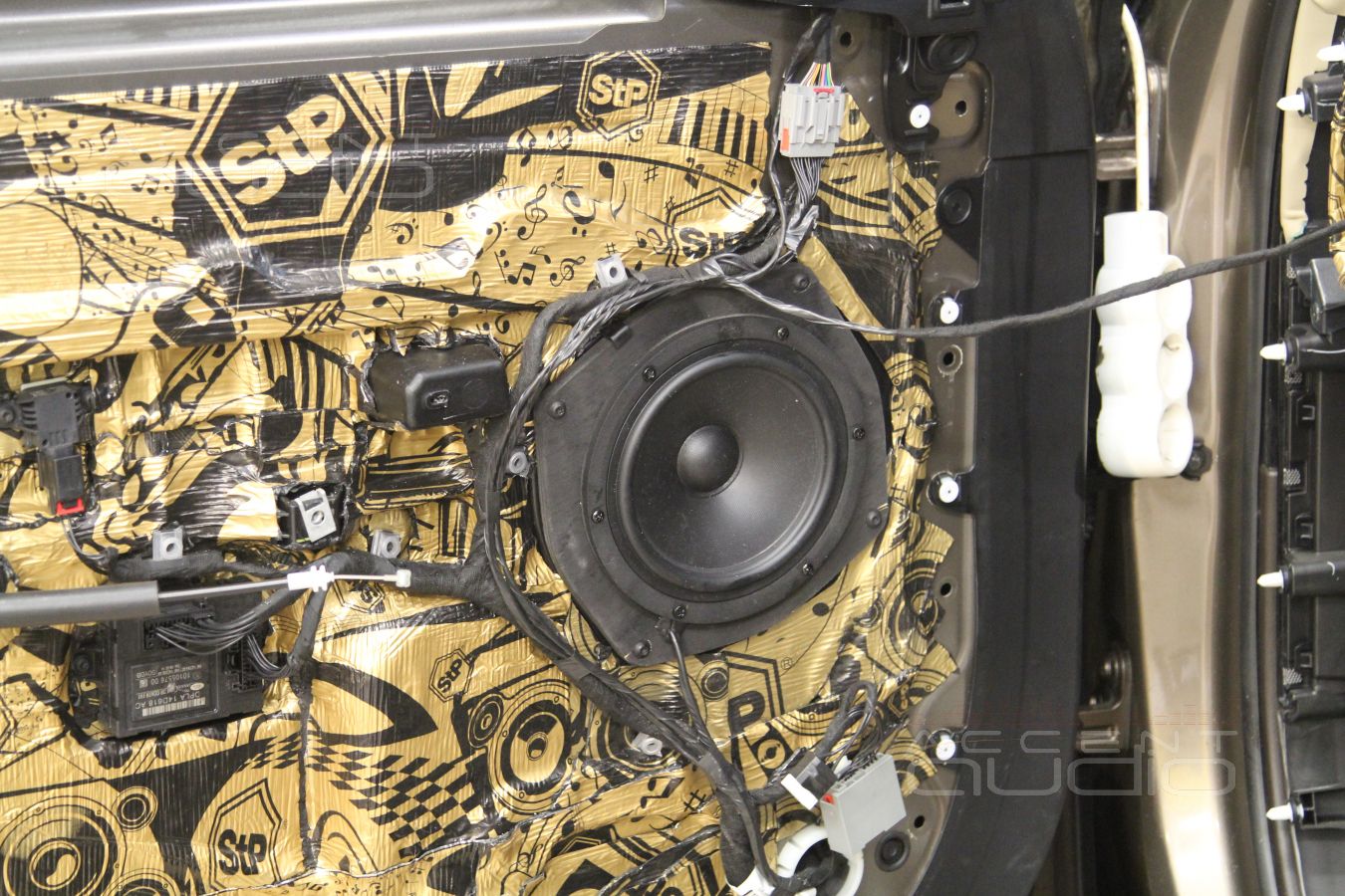 Аудиоподготовка дверей и установка мидбасовых динамиков Scan Speak 18W/4434G00