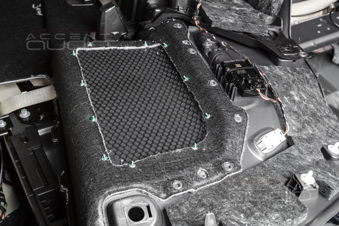 Немецкий сабвуфер Dego в штатном исполнении для Mercedes-Benz GLS 2020