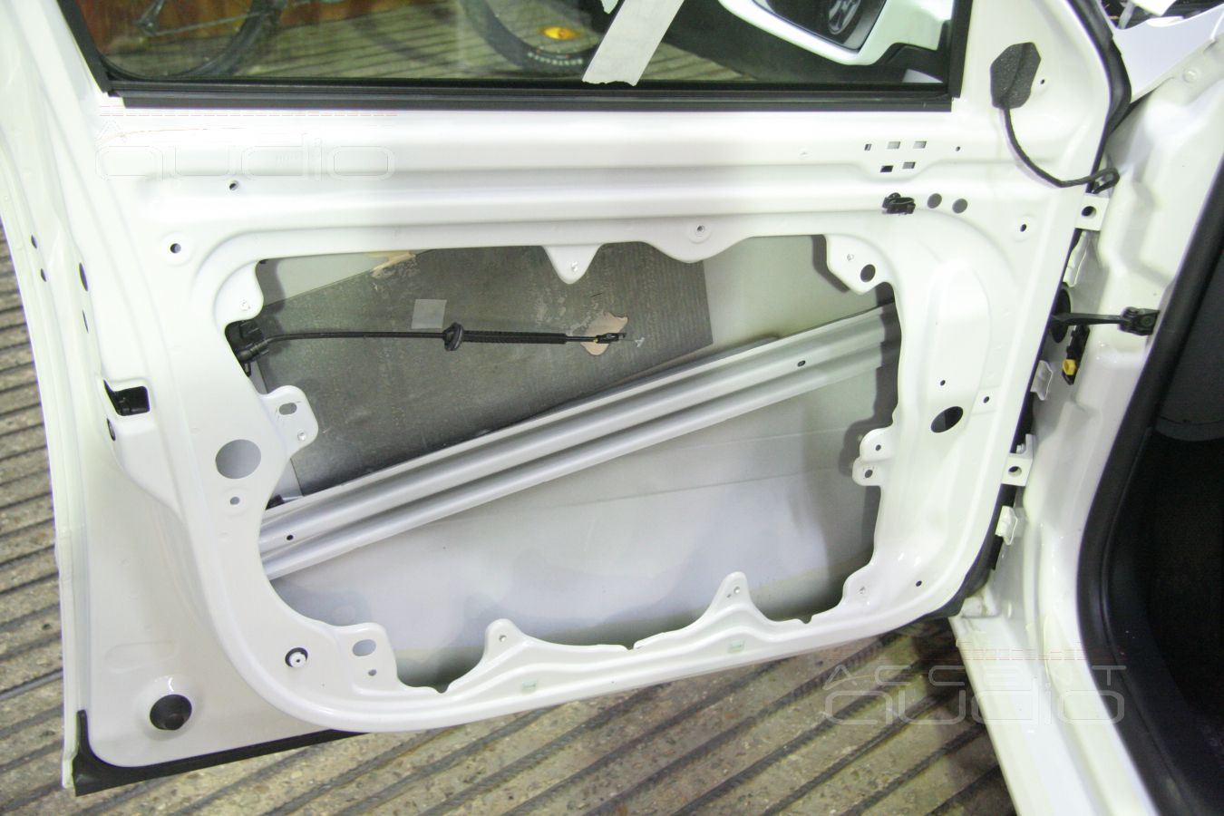 Правильная установка мидбасов в Skoda Octavia