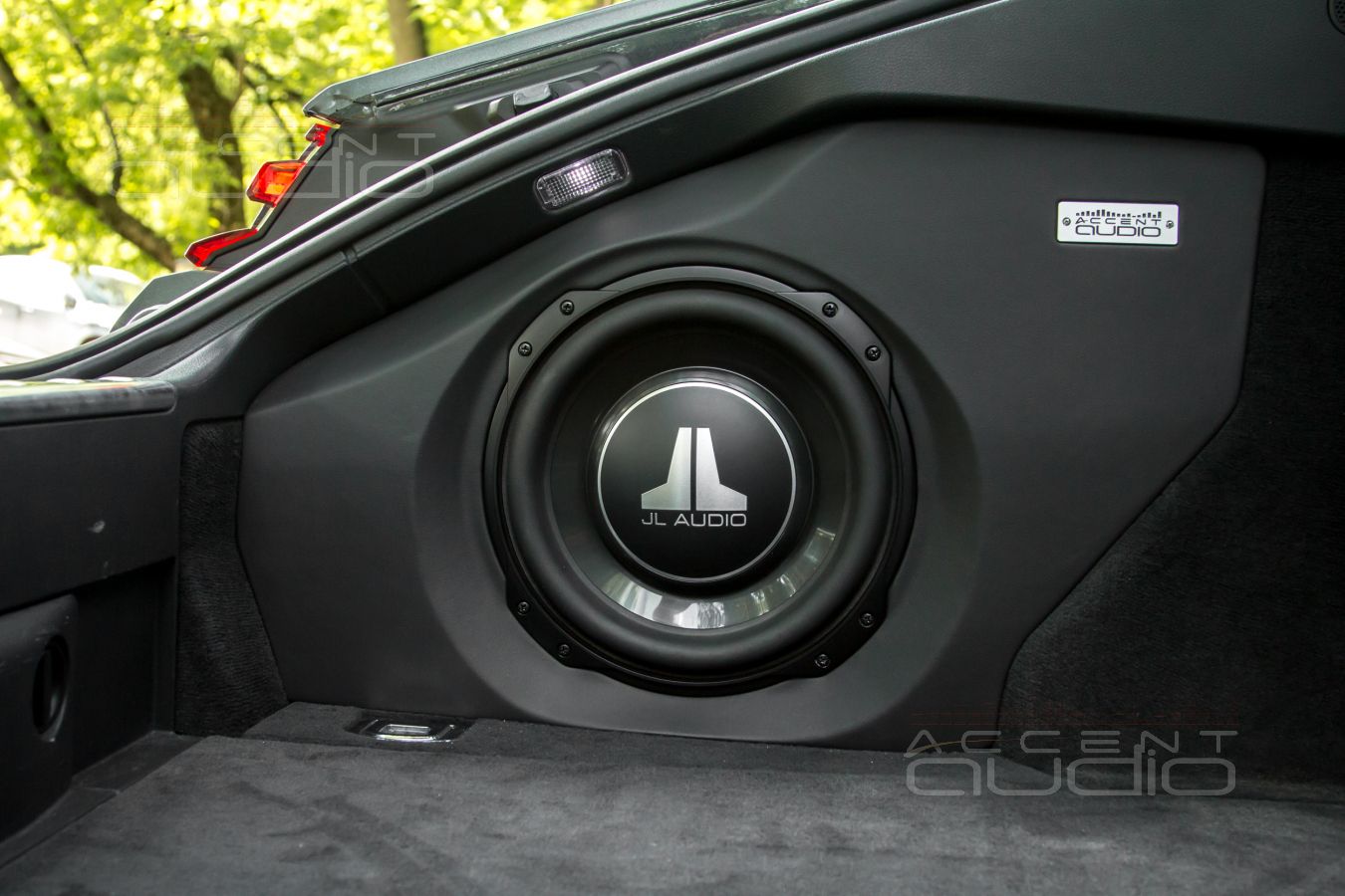 Мучительно-великолепный, злой и суровый сабвуфер-стелс JLAudio для Panamera