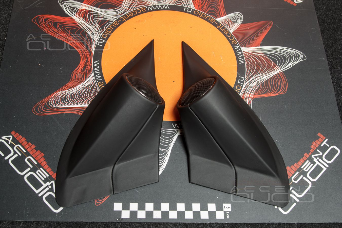 Комплект из двух подиумов для установки высокочастотных излучателей в Audi Q7 2015-2019.