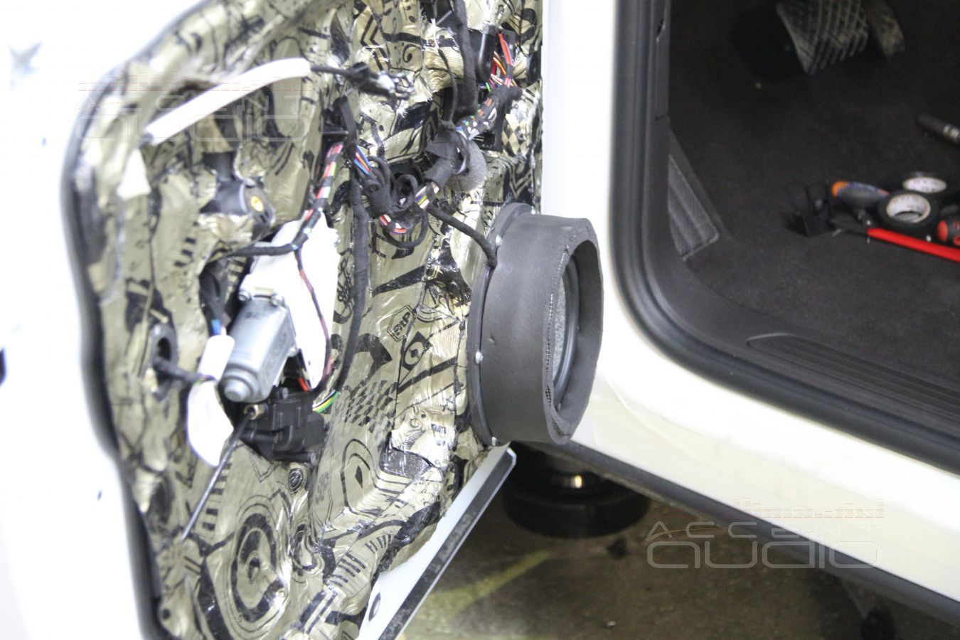 Шумоизоляция дверей и установка мидбасов в Volkswagen Touareg 2014