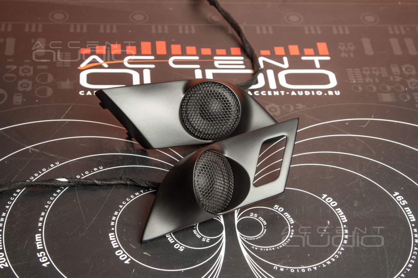 Решение: широкая полоса от Eton PRW 50 в штатных местах Hongqi HS3