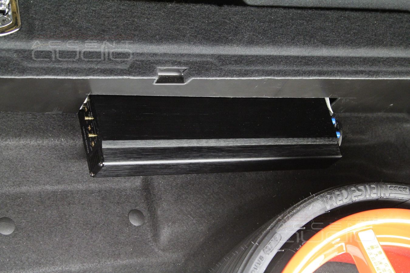 Установка усилителей в Porshe Macan