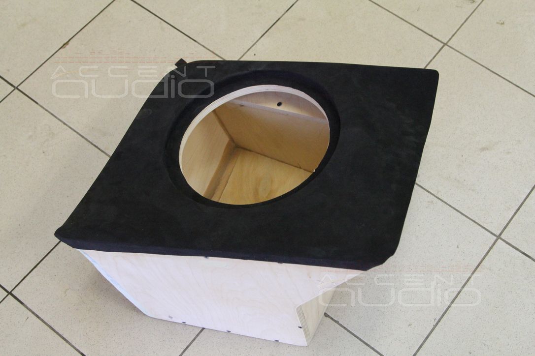 Сабвуфер, встроенный в крыло Mercedes GLE