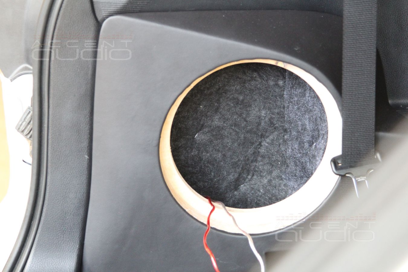 Сабвуфер-стелс в Toyota Highlander