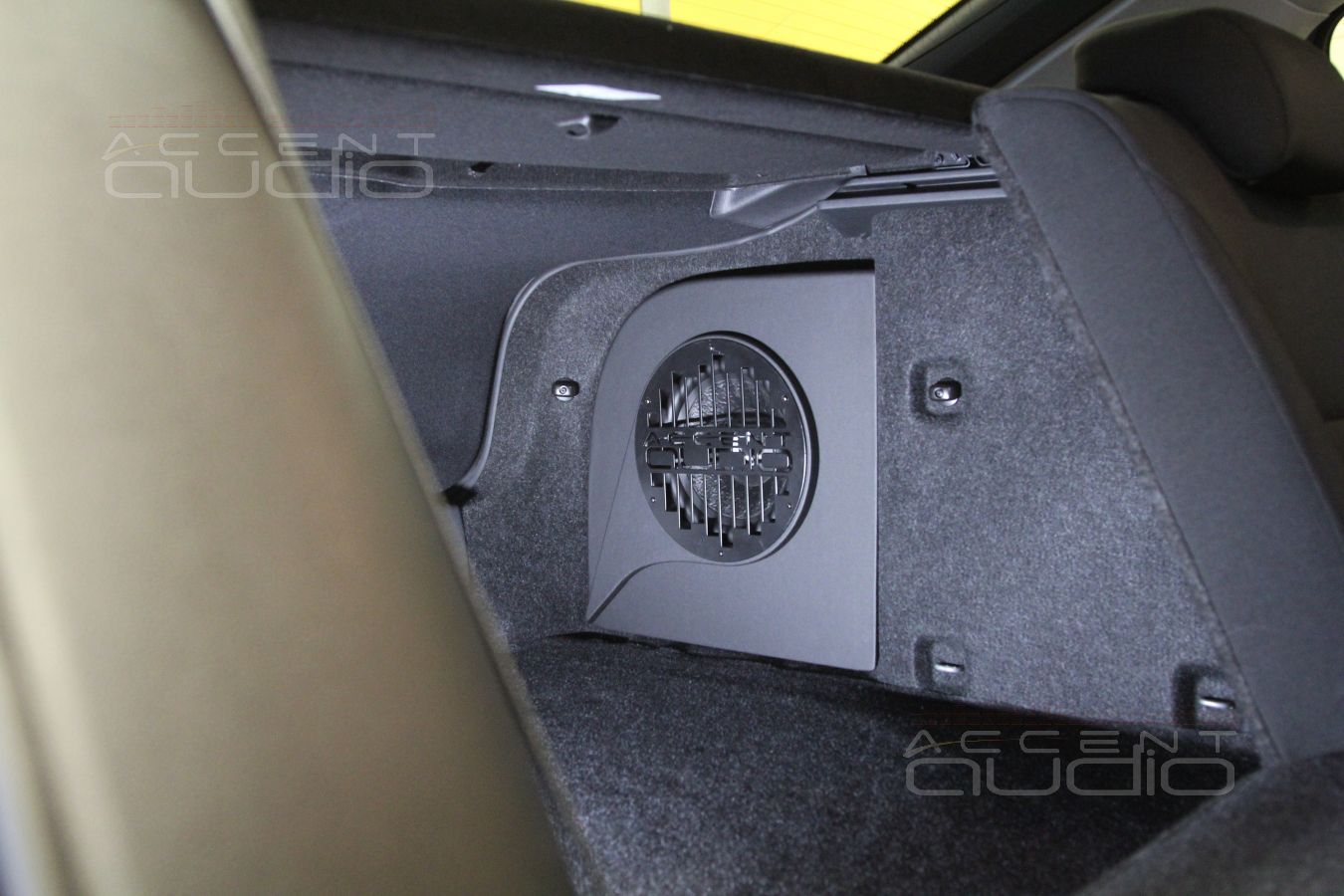 Настоящий сабвуфер-стелс для Skoda Octavia