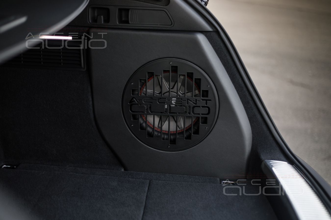 Сабвуфер-стелс с головкой Kicker – как он должен быть в Audi Q5