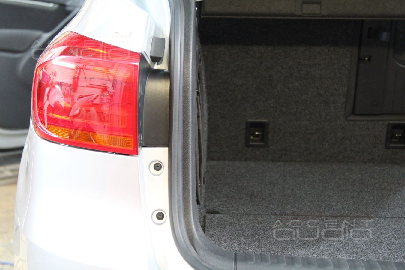 Встроенный сабвуфер в крыло Vollkswagen Tiguan: вариации