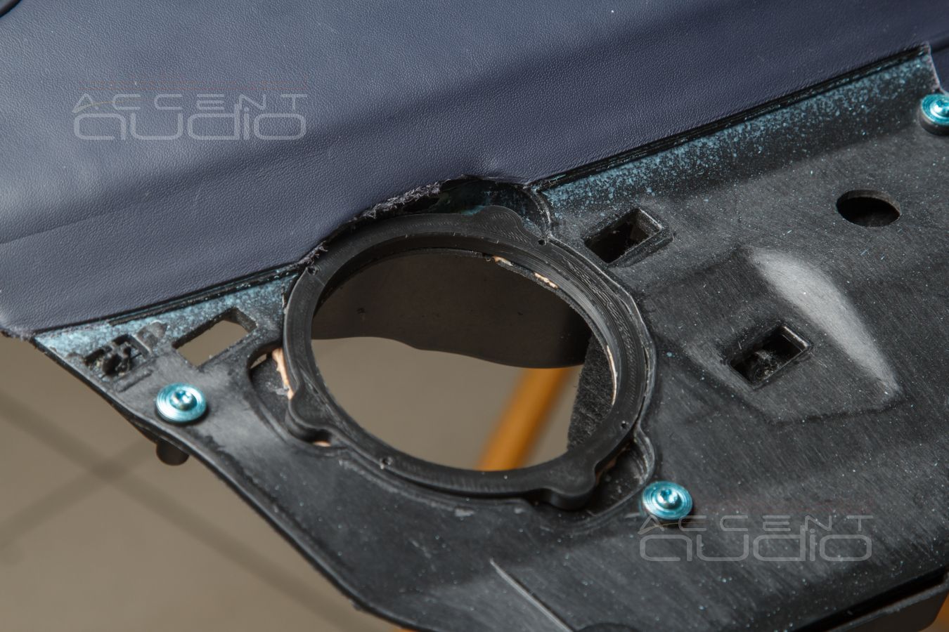 Сложная установка лучших среднечастотных динамиков Brax ML3 в штатные места Bentayga