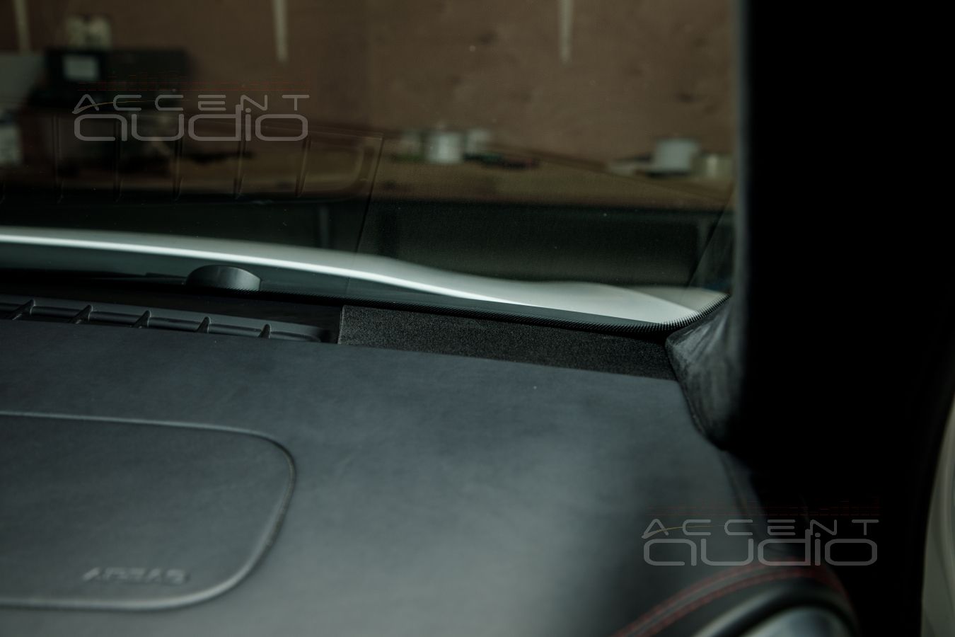 Сложное решение важной задачи: установка среднечастотных динамиков Brax в Porsche Cayenne