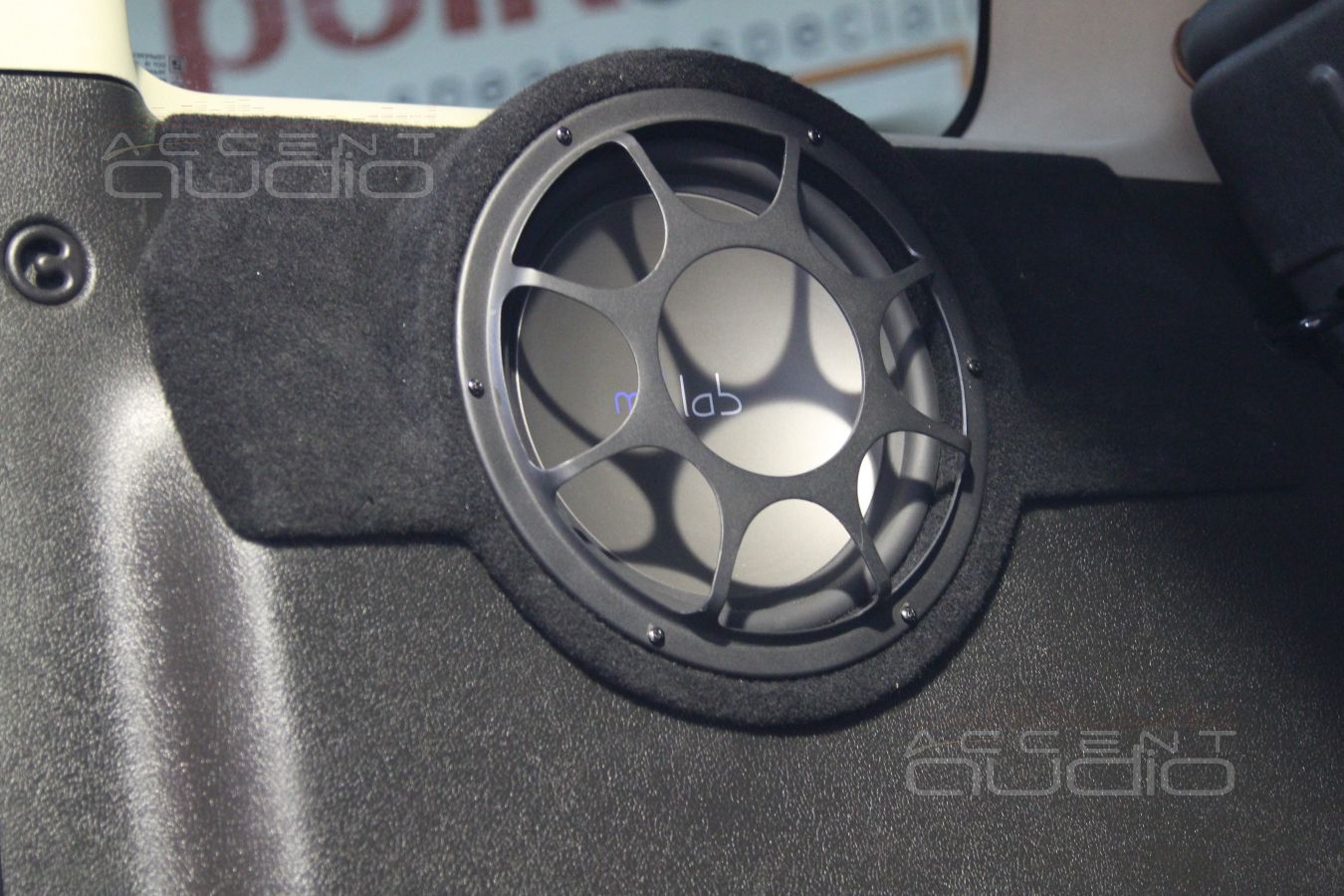 Сабвуфер стелс в левом крыле Hummer H3