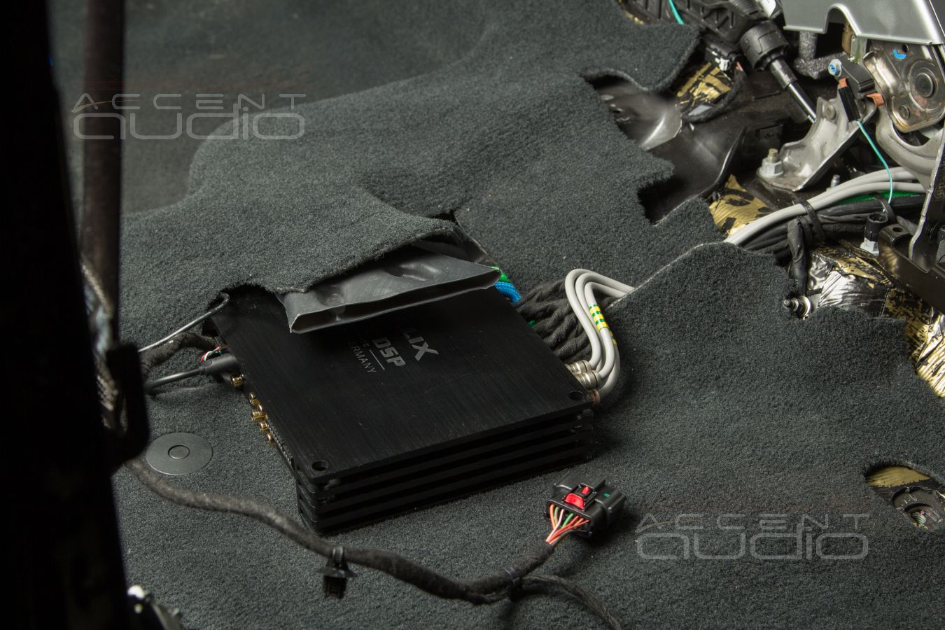 7 каналов усиления и процессинга: монтаж немецких усилителей в американскую машину