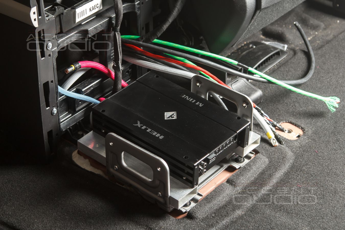 Скрытый, штатный монтаж двух усилителей в Kia Carnival