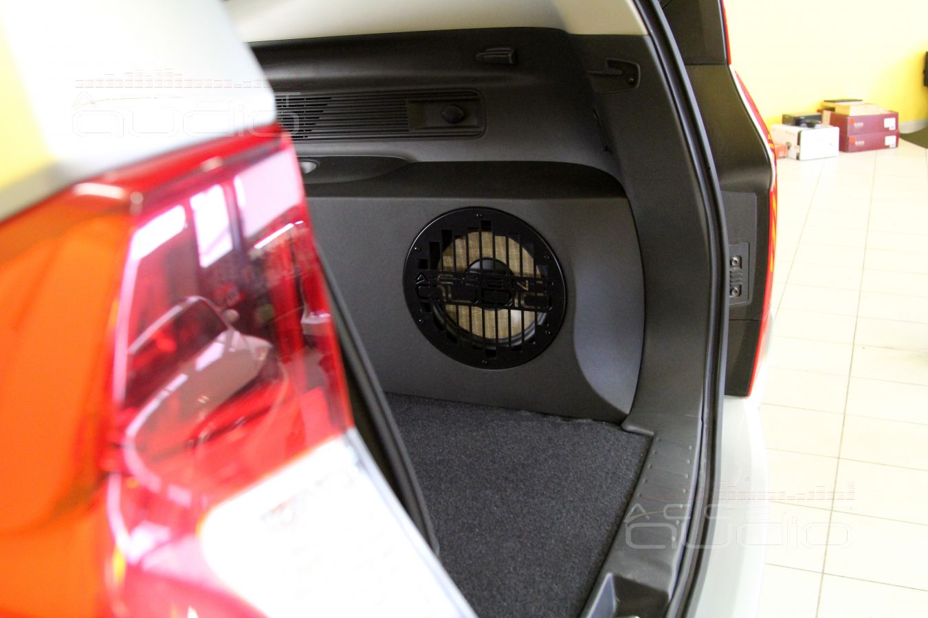 Встроенный сабвуфер-стелс для Mitsubishi Pajero Sport в дизельной версии с печкой