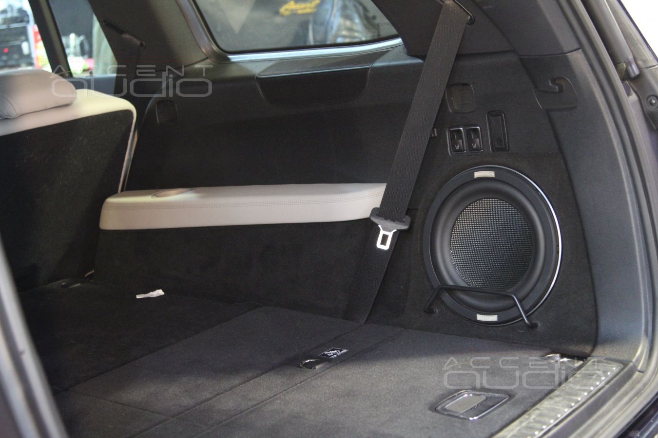 Update: установка сабвуфера в ПРАВОЕ крыло Mercedes GL
