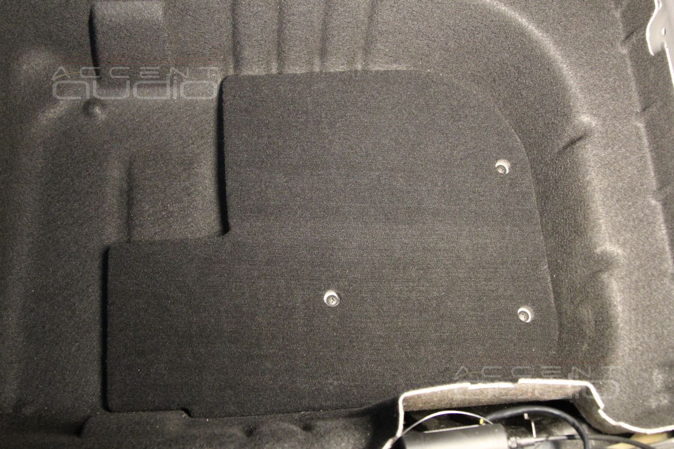 Скрытая интеграция усилителей Helix и Zapco в Mercedes-Benz E200