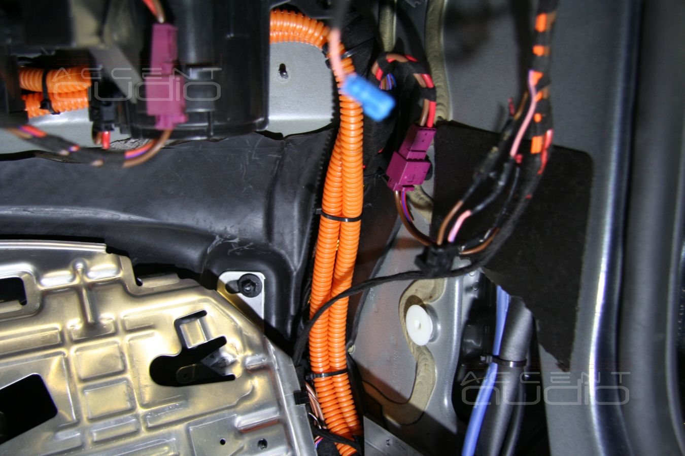 Прокладка силовой и акустической проводки, коммутация