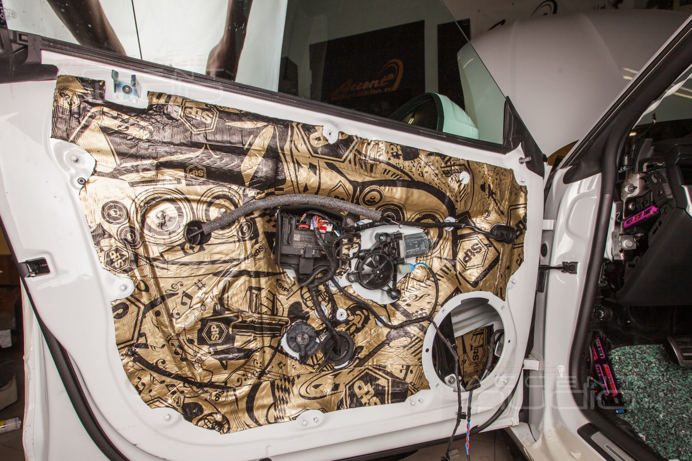 Установка мидбасов SOAudio и аудиоподготовка дверей Audi A5