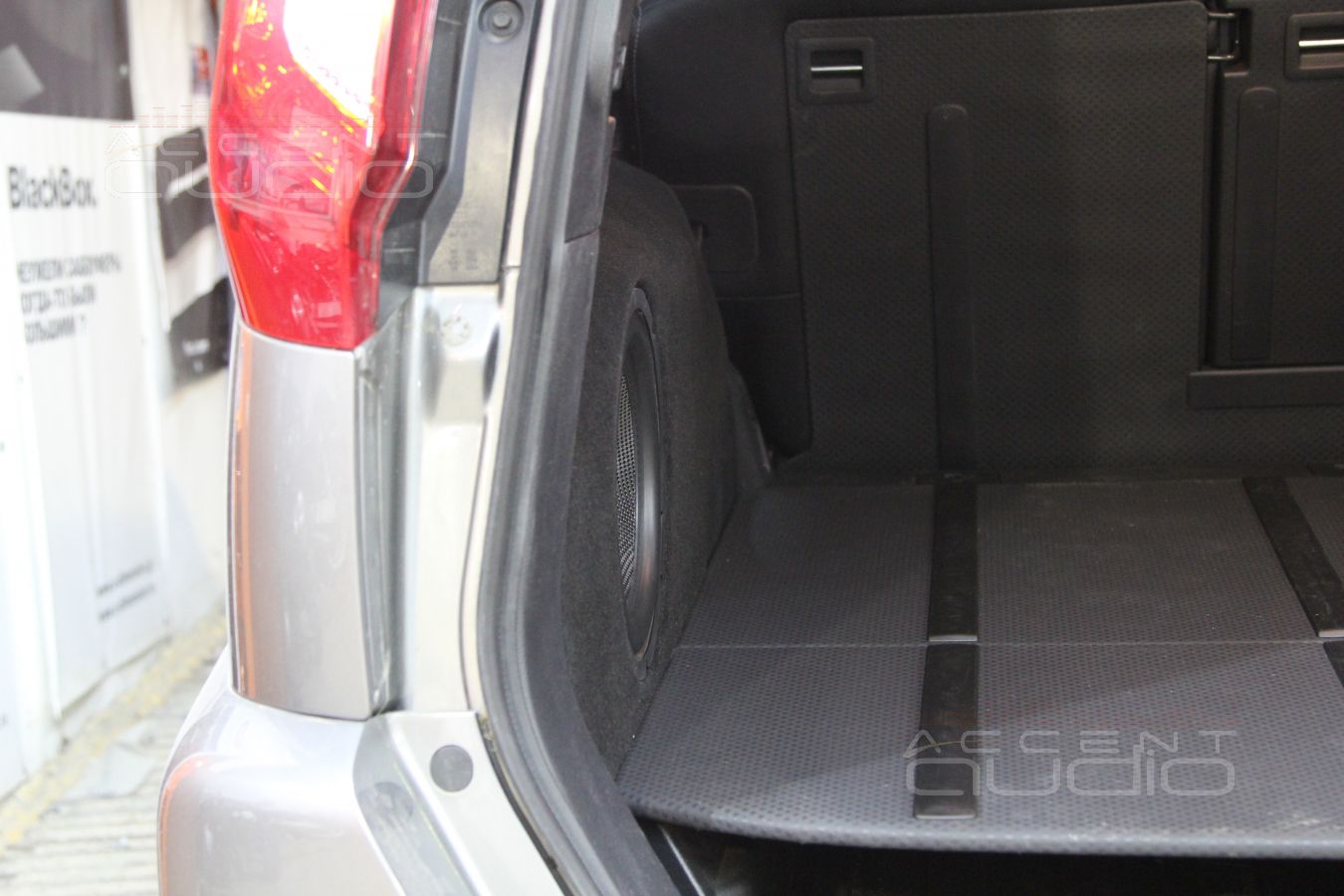 Встроенный сабвуфер стелс с Nissan X-Trail