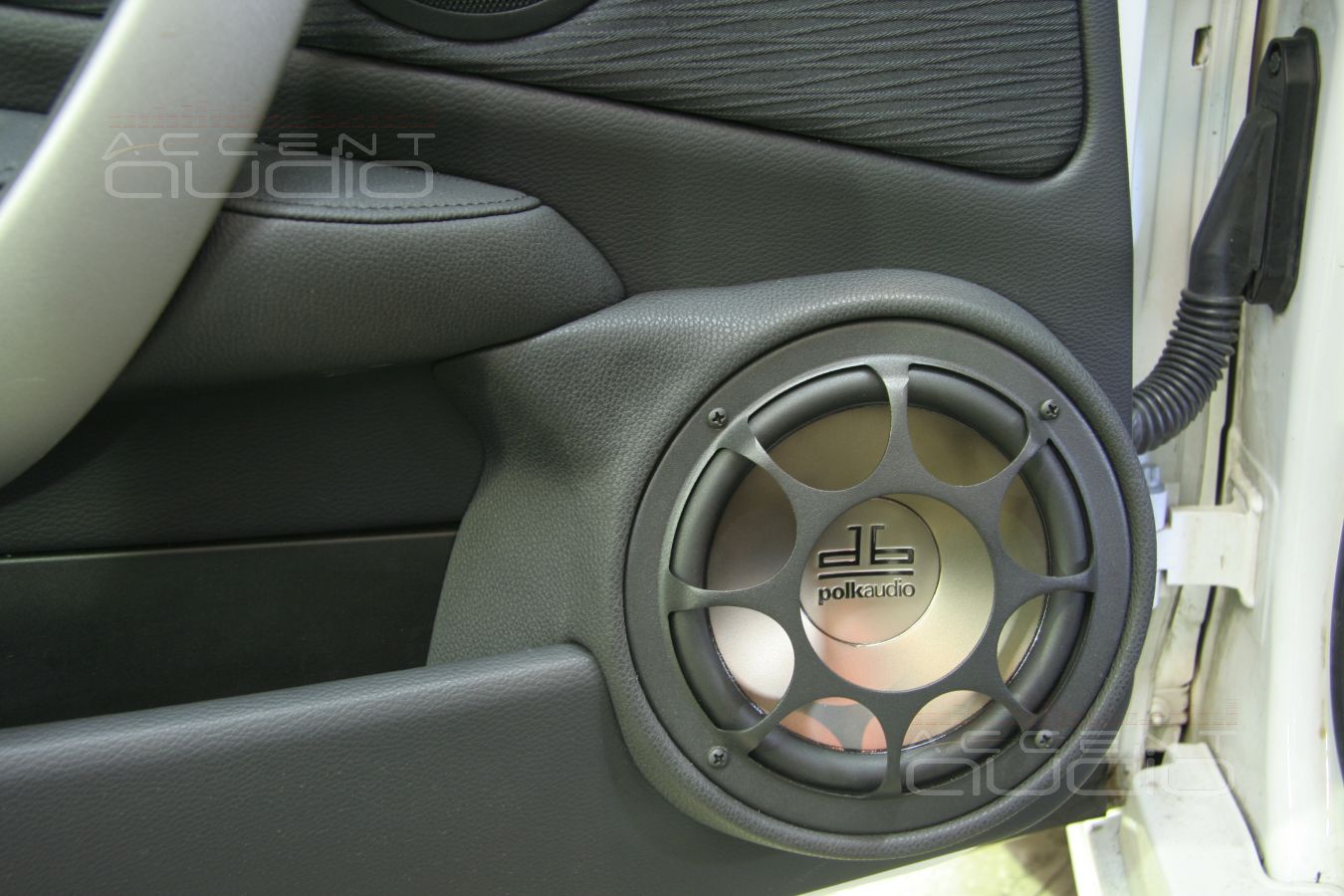 Мидбасы в двери BMW 118